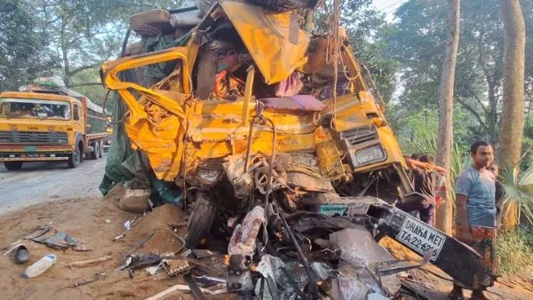 নাটোরে বাস-ট্রাকের মুখোমুখি সংঘর্ষে নিহত ১৪, চালকসহ ৭ জনের পরিচয় শনাক্ত